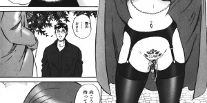 【エロ漫画】廃ビルで彼氏とハメたあと、露出プレイを楽しむカップルを目撃して尾行する巨乳美人お姉さん…アダルトショップ内で全裸オナニーする女を覗き見したらバレて一緒に調教され、激しい羞恥調教セックスでマゾ絶頂【MON-MON：疼き】
