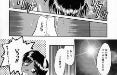 【エロ漫画】久しぶりに再会した主人公と屋上で野外エッチする褐色日焼けJK…満更でもない彼女は欲情した彼に身を任せて立ちバックで生ハメさせる！【矢間野狐:キャラメル】