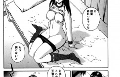 【エロ漫画】突き指をした青年に手当してあげる巨乳JK…不意に倒れたら青年は勃起して精子がブルマについて、手コキ、射精、M字開脚、正常位、連続アクメ！【松沢慧】