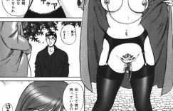 【エロ漫画】廃ビルで彼氏とハメたあと、露出プレイを楽しむカップルを目撃して尾行する巨乳美人お姉さん…アダルトショップ内で全裸オナニーする女を覗き見したらバレて一緒に調教され、激しい羞恥調教セックスでマゾ絶頂【MON-MON：疼き】