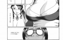 【エロ漫画】義息子に身体を求められ、勝手口の前で抱かれまくるむっちり美人義母…立ちバックで突かれて感じまくり、激しいイチャラブ母子セックスで雌アクメ【タカスギコウ:お気に召すママ vol.2おでかけ編】